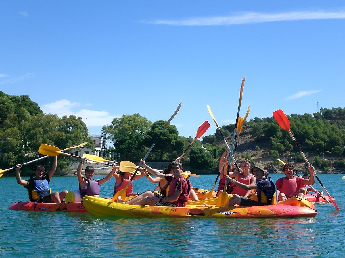 Group of people kayaking on a lake, enjoying outdoor water sports at Indian Sports in Málaga.