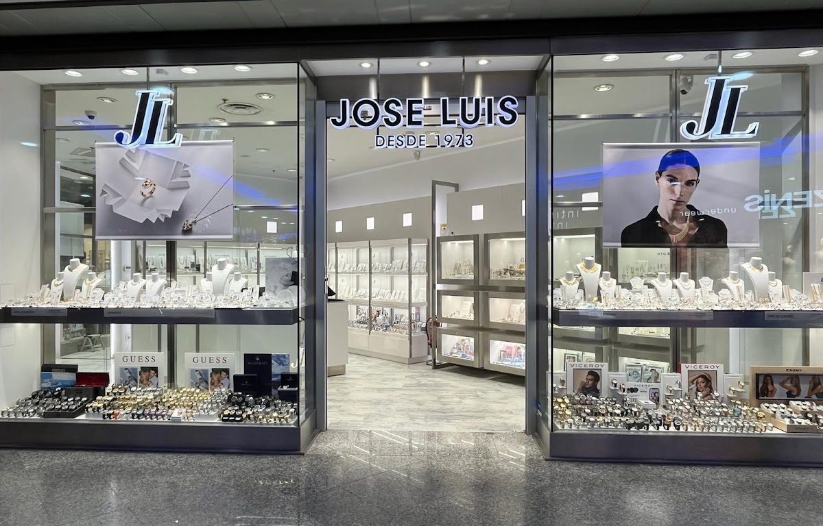 El escaparate de José Luis Joyerías presenta elegantes exposiciones de joyas y relojes en un ambiente moderno.