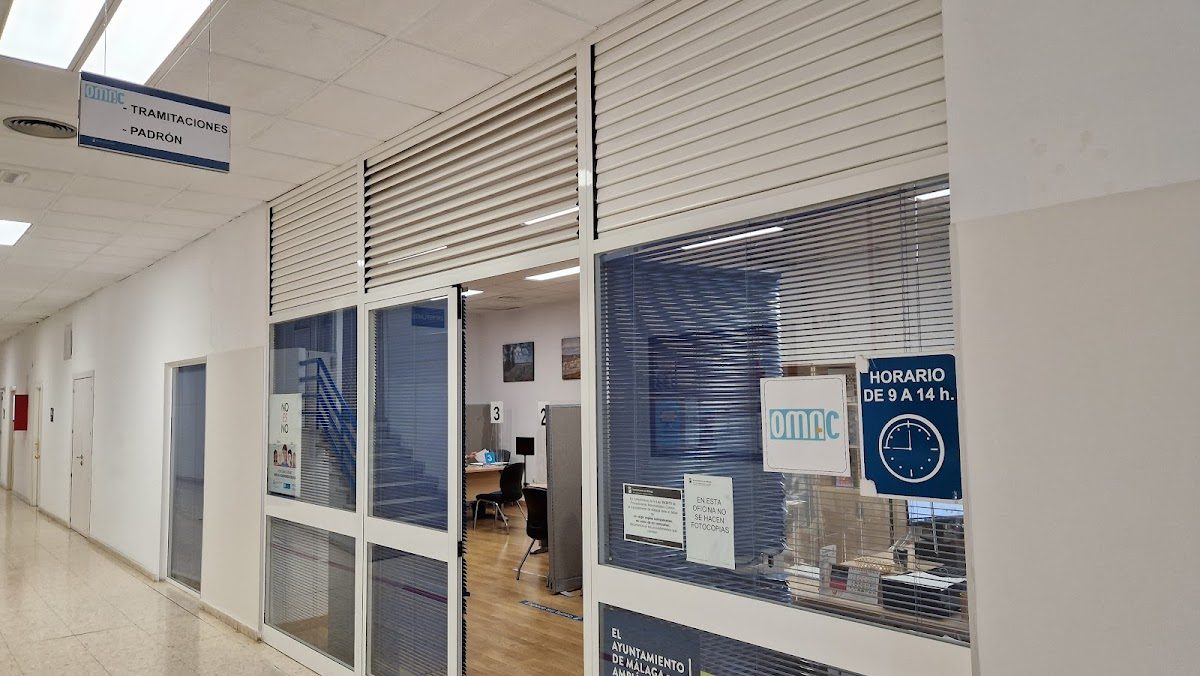 La imagen muestra la entrada a la oficina de la Junta de Distrito Centro con un interior y señalización modernos.