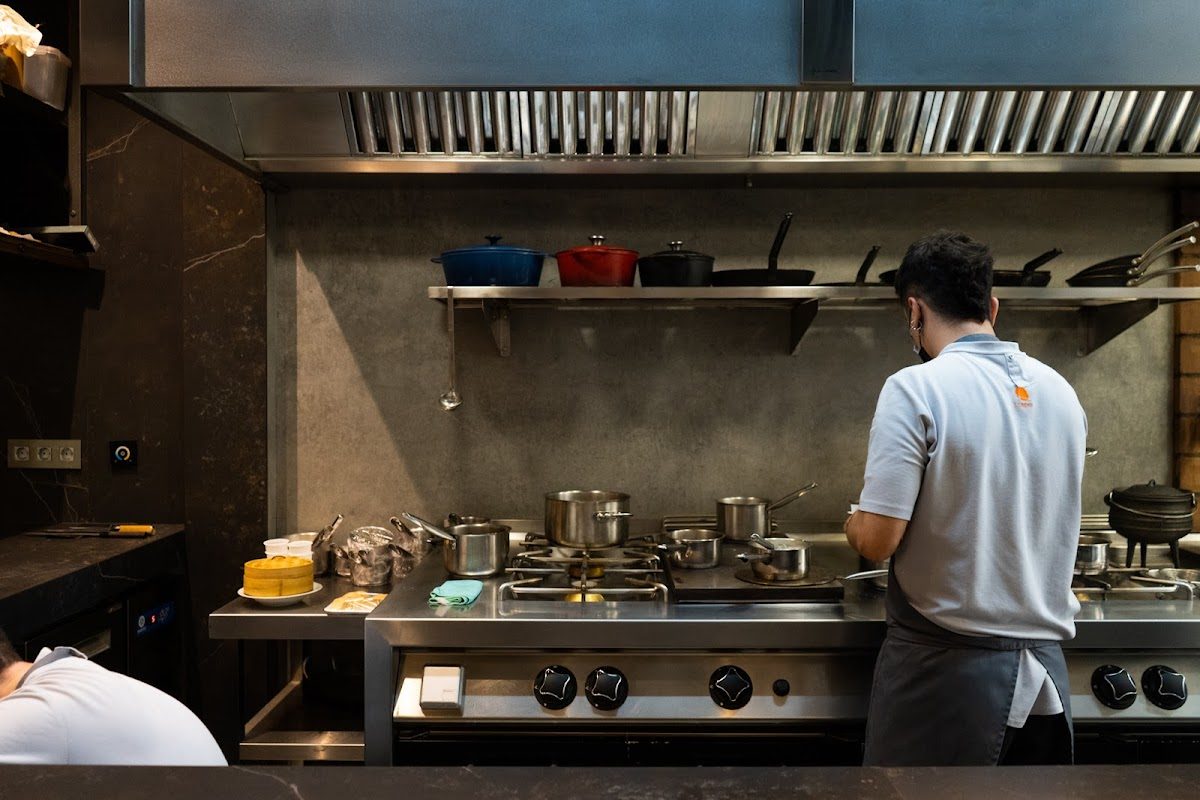 Un chef prepara la comida en la cocina abierta del restaurante Kaleja en Málaga.