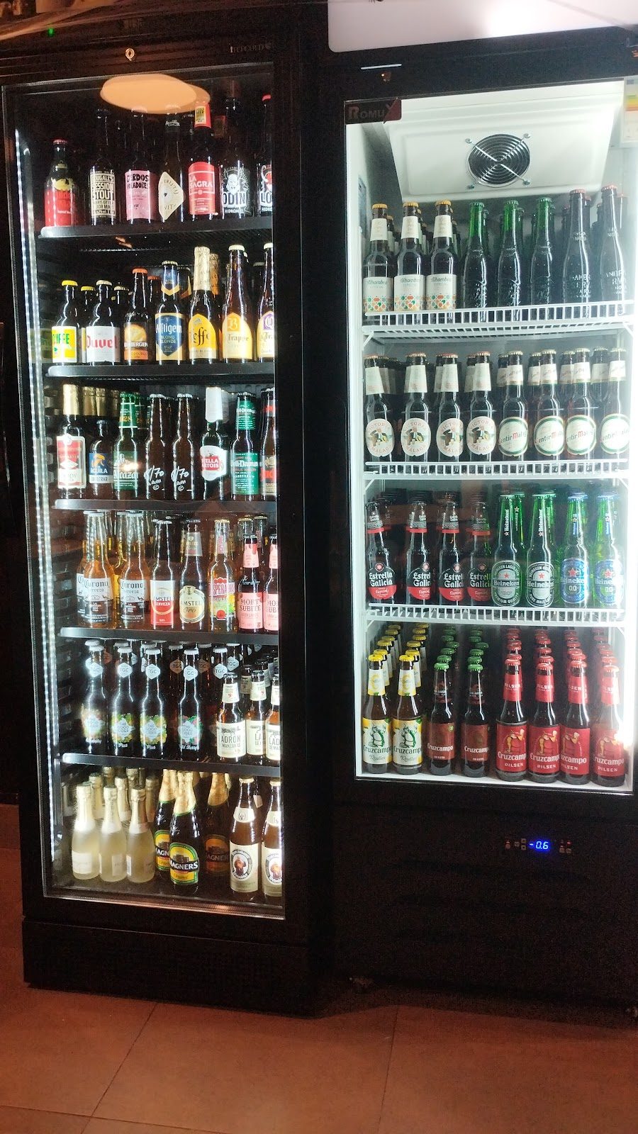 Una muestra de diversas bebidas embotelladas en refrigeradores en La Casa del Balón.
