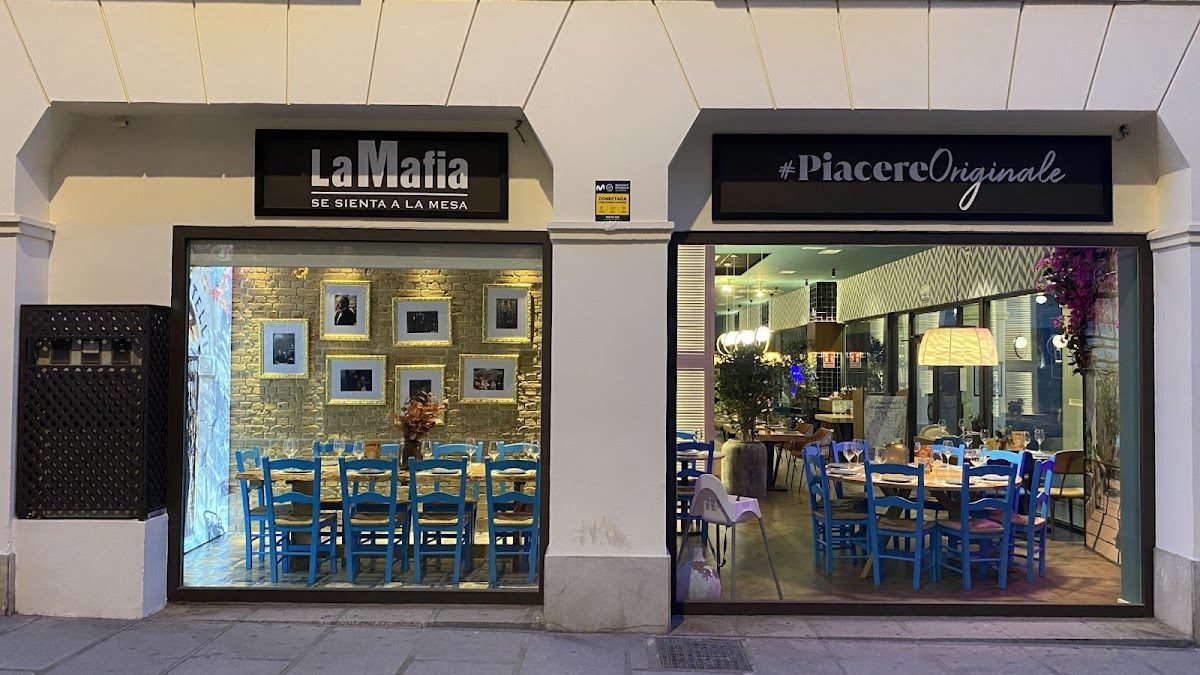 La Famiglia se sienta a la mesa