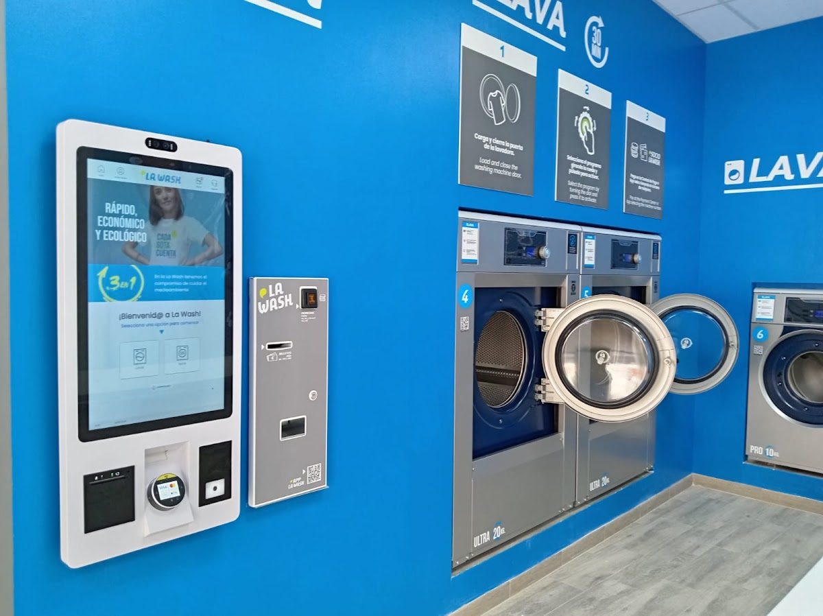 La lavandería de autoservicio de La Wash cuenta con máquinas y un quiosco digital para facilitar su uso.
