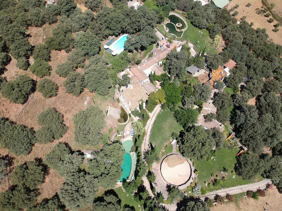 Vista aérea de Los Pilares De Ronda, que muestra una exuberante vegetación, piscinas y jardines paisajísticos.