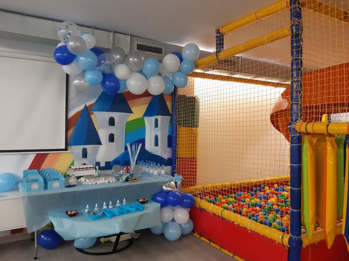 Colorful indoor play area with a ball pit, decorations, and a party setup at Magic Palace San Pedro Alcántara.