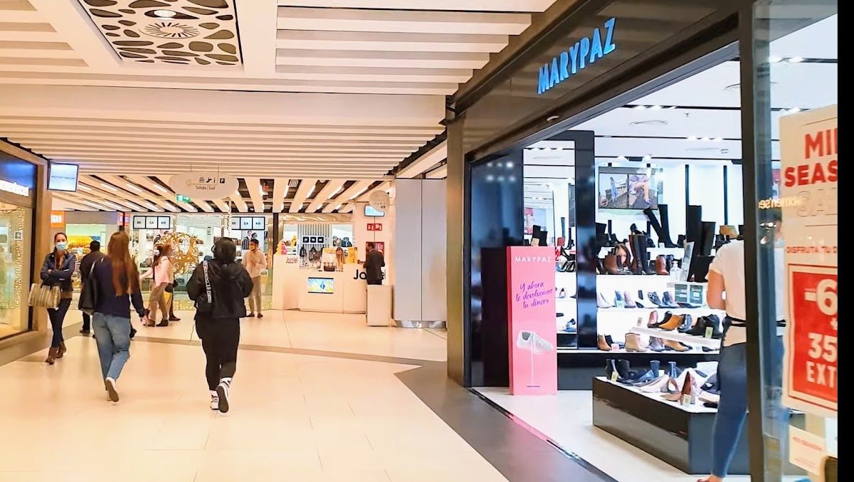 Entrada a la tienda Marypaz, especializada en zapatos y accesorios, en el centro comercial Larios Centro de Málaga.