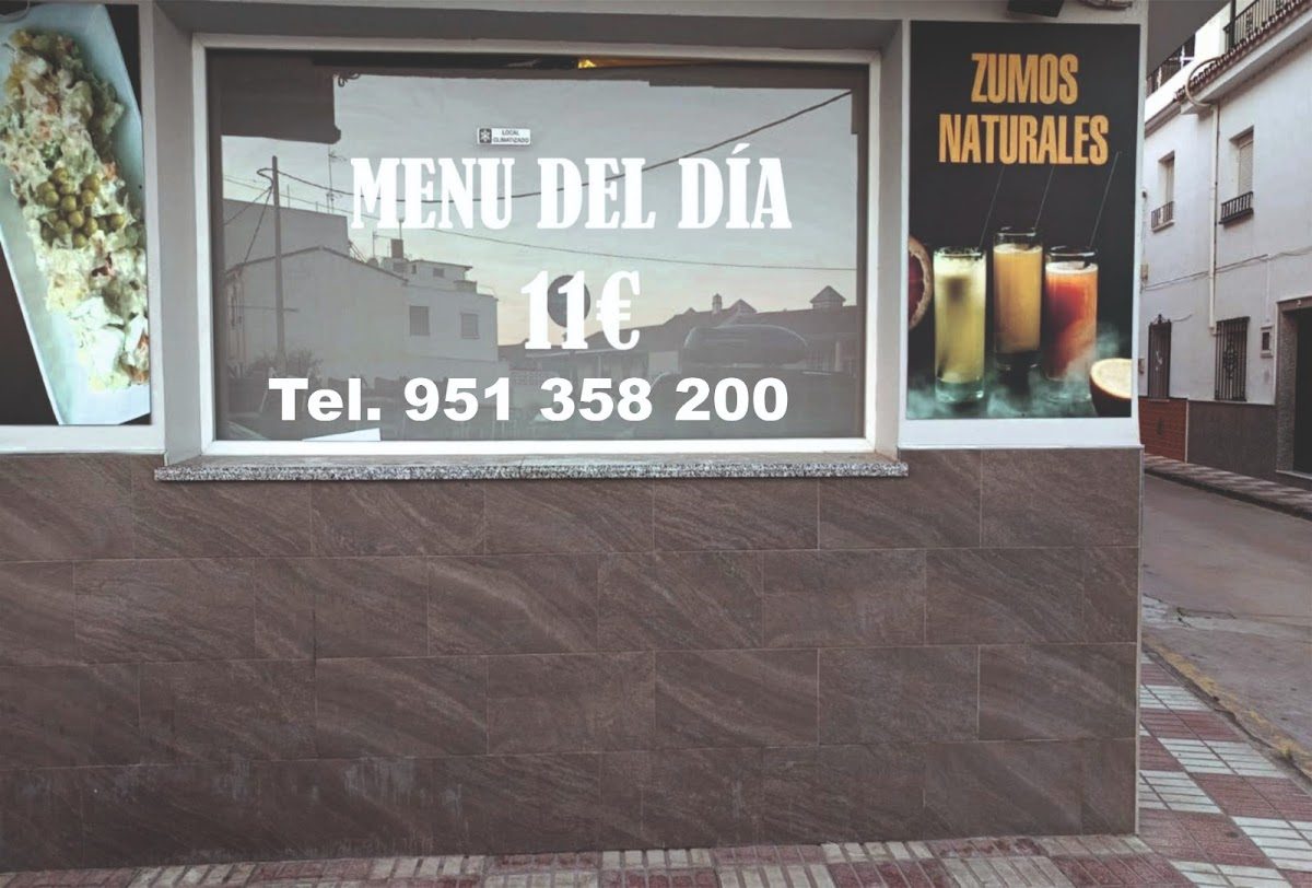 Más ke Kaña features a window display with a daily menu sign and natural juice images.