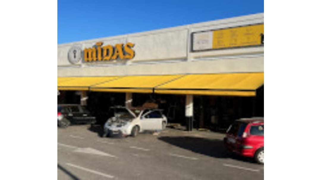 Midas Málaga features a service area with a car being worked on outside the shop.