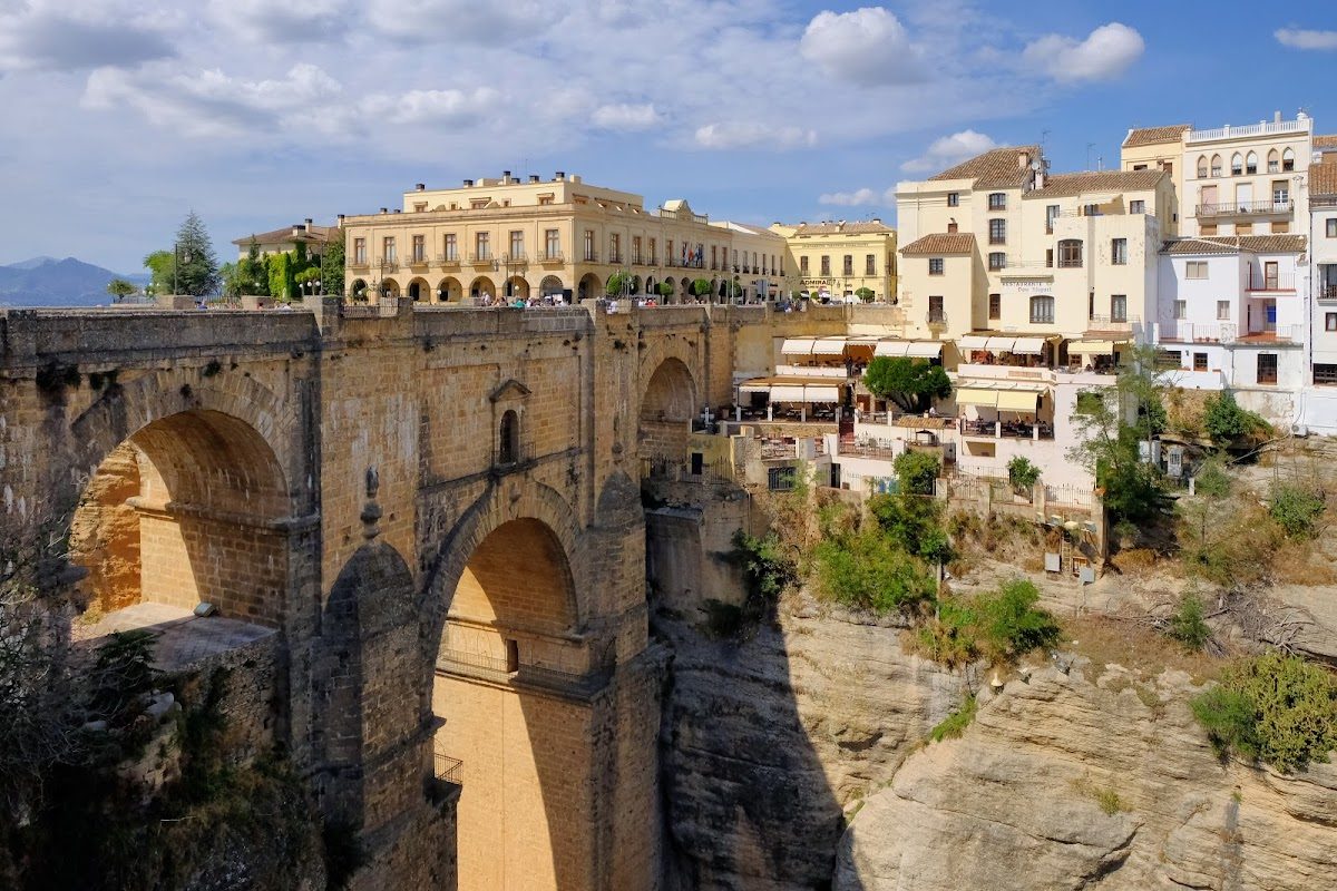 El Mirador de Aldehuela ofrece vistas impresionantes del Puente Nuevo y de la arquitectura circundante de Ronda.