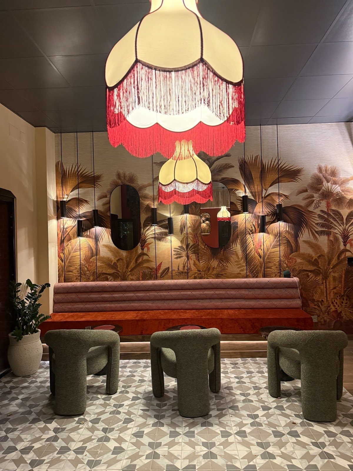MOGA cuenta con un interior elegante con azulejos estampados, asientos mullidos e iluminación decorativa.