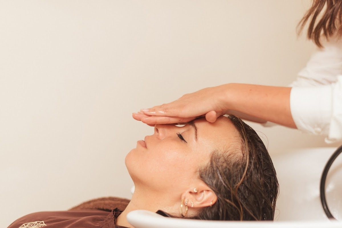 A client receiving a facial treatment at Muë Nature Salón de Belleza y Estética in a serene setting.