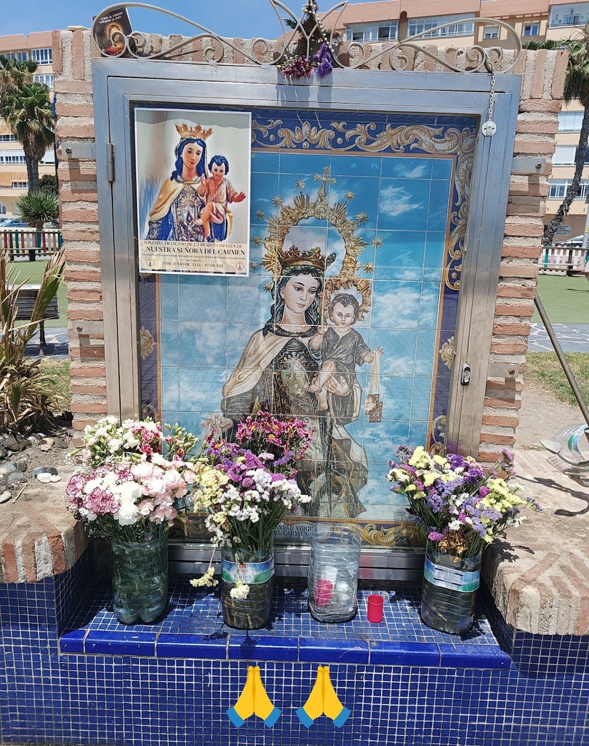 Un santuario decorativo con flores y un mural de la Virgen María, ubicado cerca de Mupanky Bowls en Huelin.