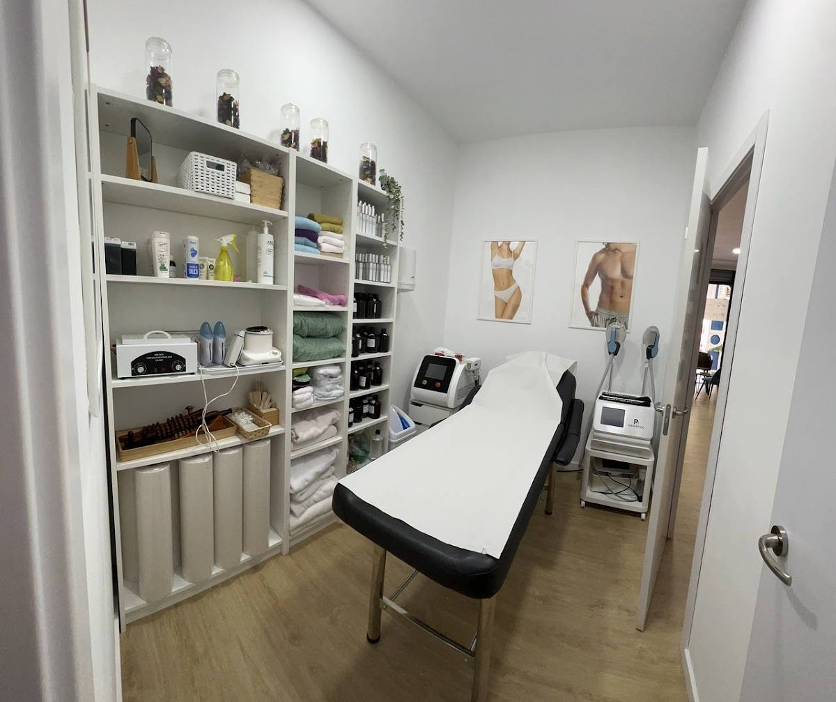 Una sala de tratamiento limpia en Natural Beauty Estética Avanzada, con equipamiento y suministros perfectamente organizados.