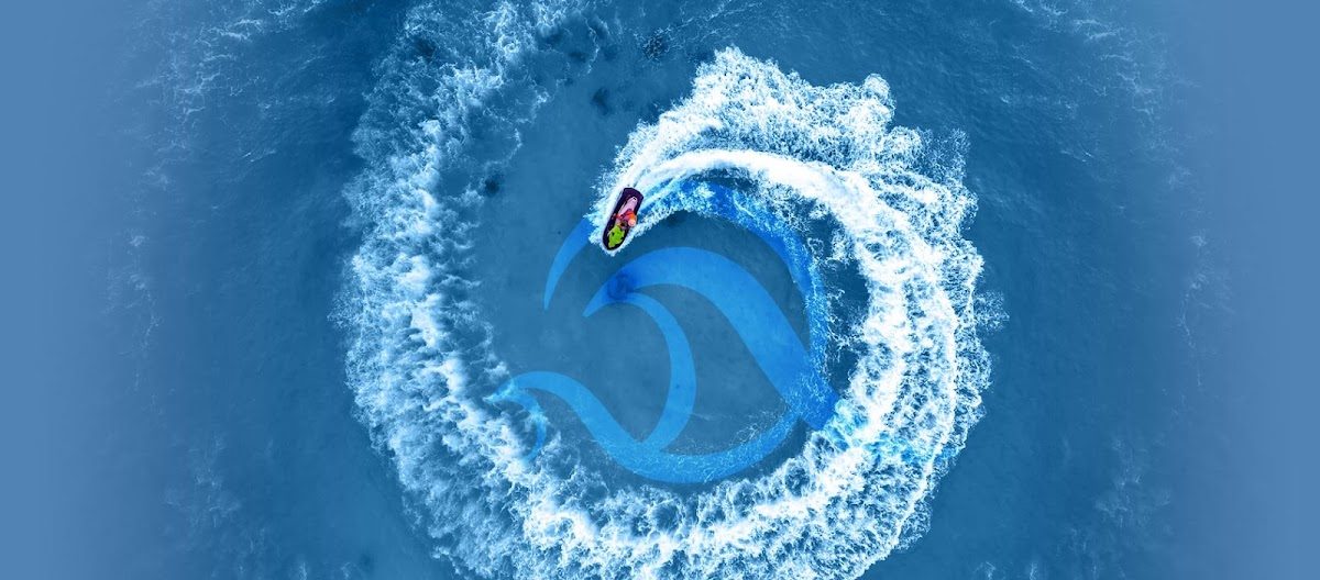 Una moto acuática crea olas en el océano, mostrando las actividades acuáticas que se realizan en NerjaAventura Actividades Acuáticas.