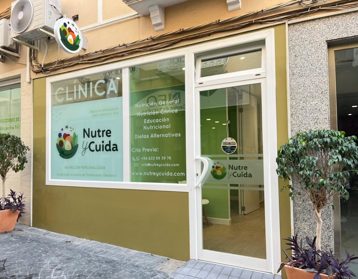 Nutre y Cuida presenta un exterior moderno con grandes ventanales y una entrada acogedora.