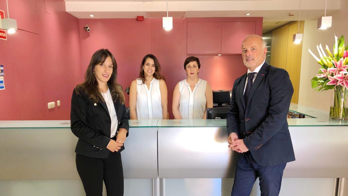 Área de recepción de Odériz Echevarría Abogados con cuatro empleados vestidos de manera profesional.