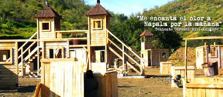 Paintball Malaga features wooden structures and towers set in a natural outdoor environment.