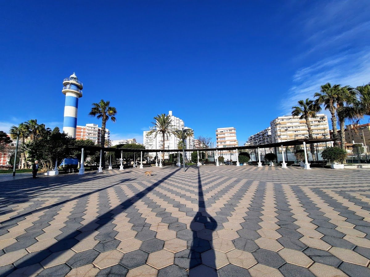 El Paseo Marítimo de Torre del Mar cuenta con un amplio paseo marítimo con palmeras y un faro al fondo.