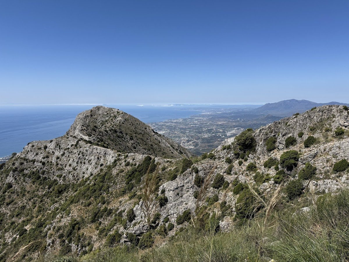 Vista panorámica desde el Pico de la Concha, que muestra las montañas y la costa cerca del Istán, Málaga.