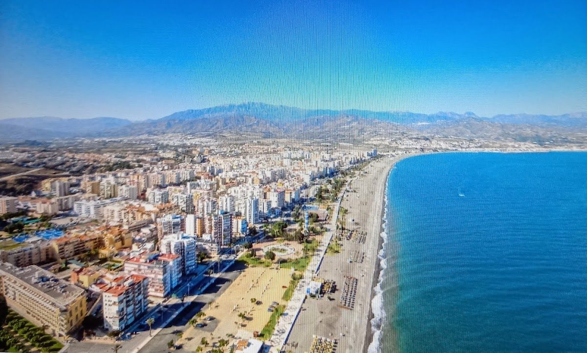 Vista aérea de la Playa de Torre del Mar, donde se aprecian la playa, el paseo marítimo y los edificios circundantes.