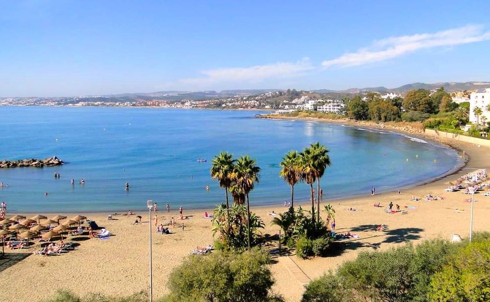 Playa del Cristo cuenta con una playa de arena con palmeras y aguas azules tranquilas, ideal para relajarse.