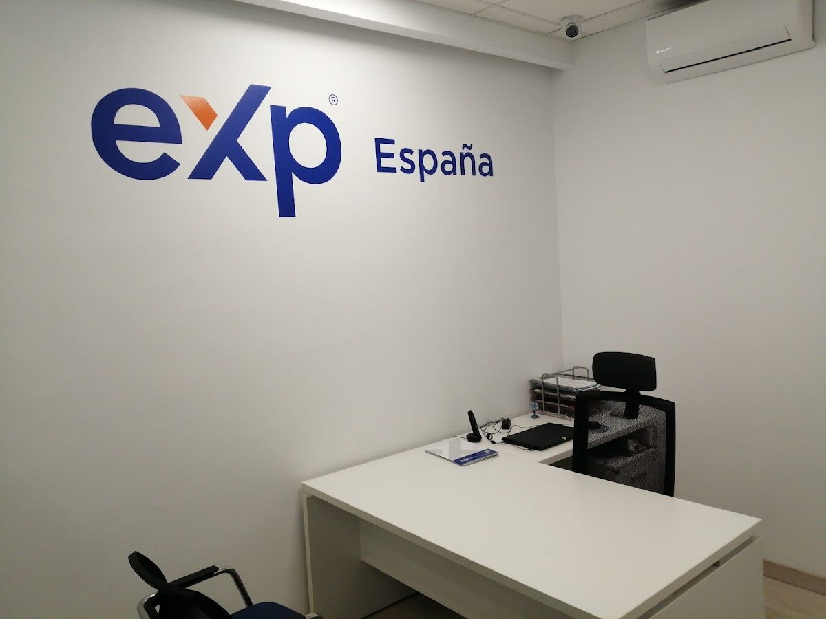 Espacio de oficina moderno para Rafael Sanchís, que incluye un escritorio, una silla y la marca en la pared.