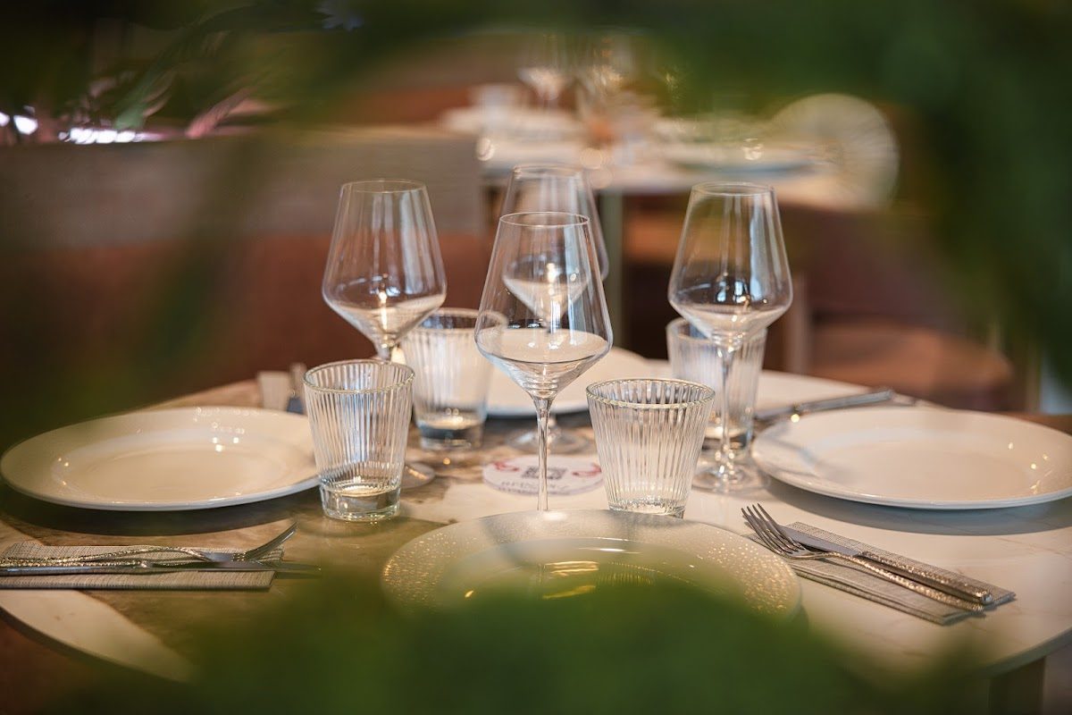 Elegant dining table set with glassware and plates at Reina Pez restaurant in El Morche.