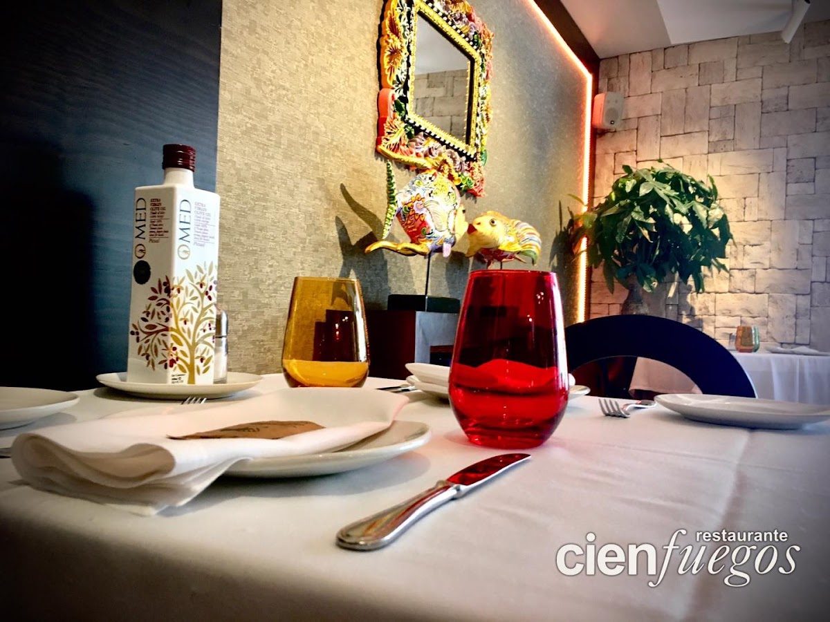 Elegante ambiente en el Restaurante Cienfuegos, con vasos coloridos y elementos decorativos.