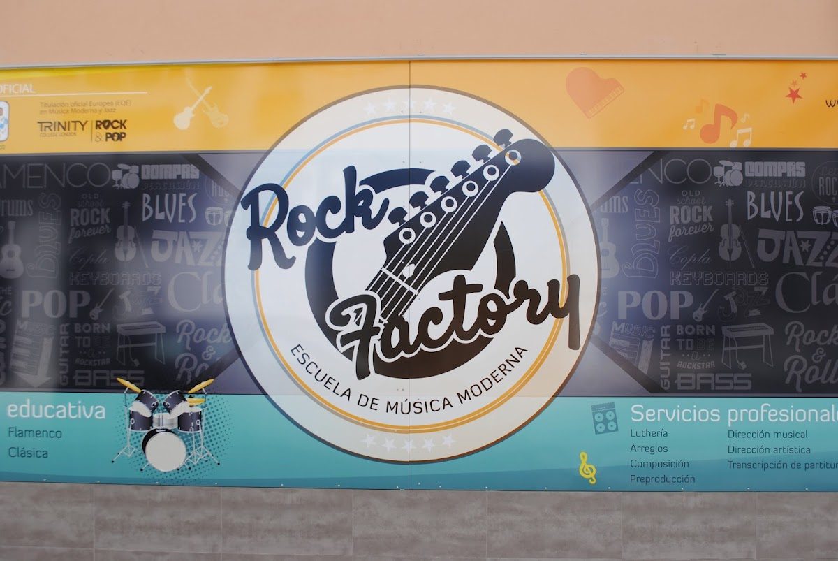 Letreros coloridos para Rock Factory, una escuela de música moderna que ofrece guitarras y diversos estilos musicales.
