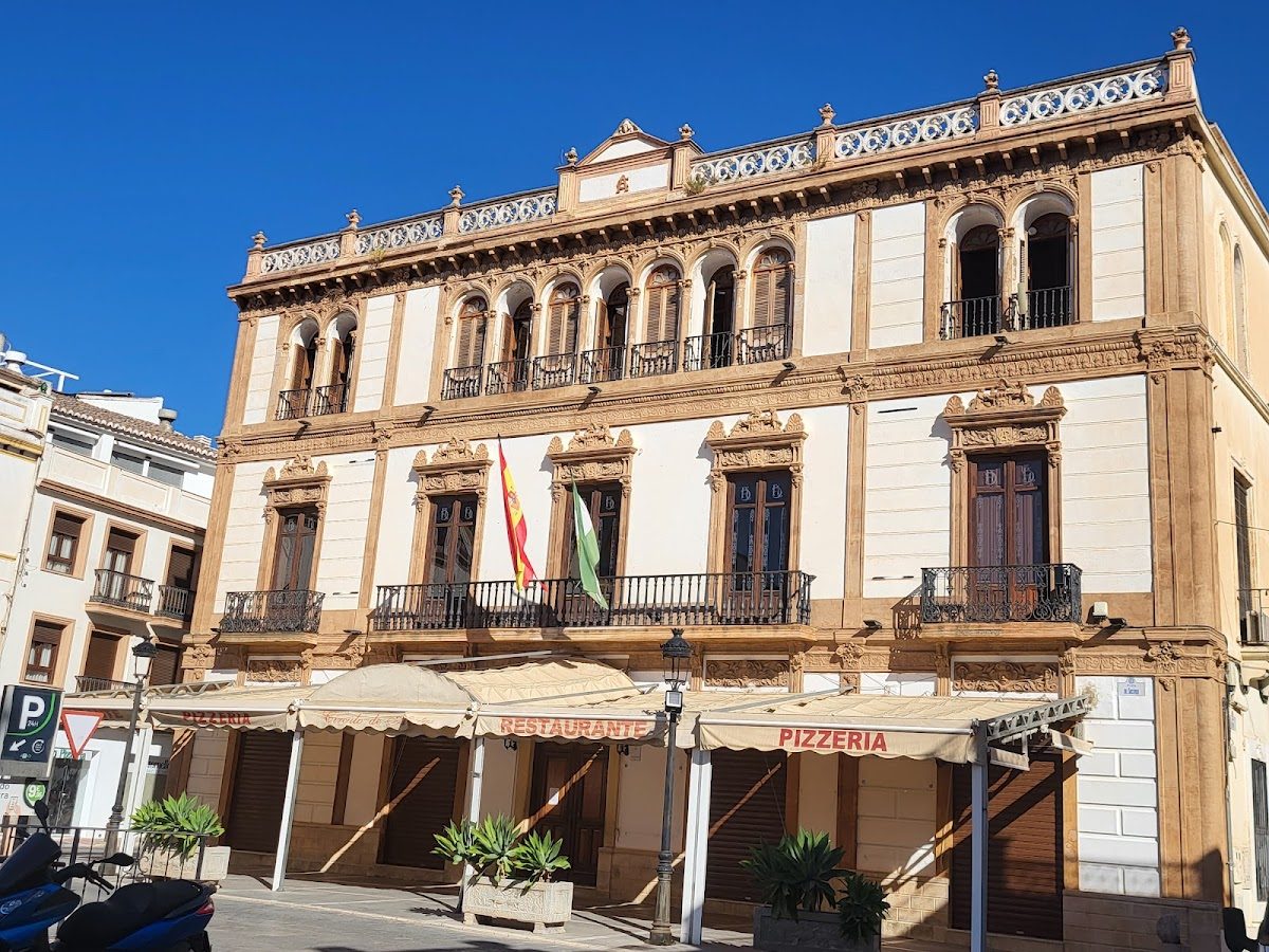 El Hotel Ronda Polo cuenta con un edificio histórico con balcones y zonas de comedor al aire libre.