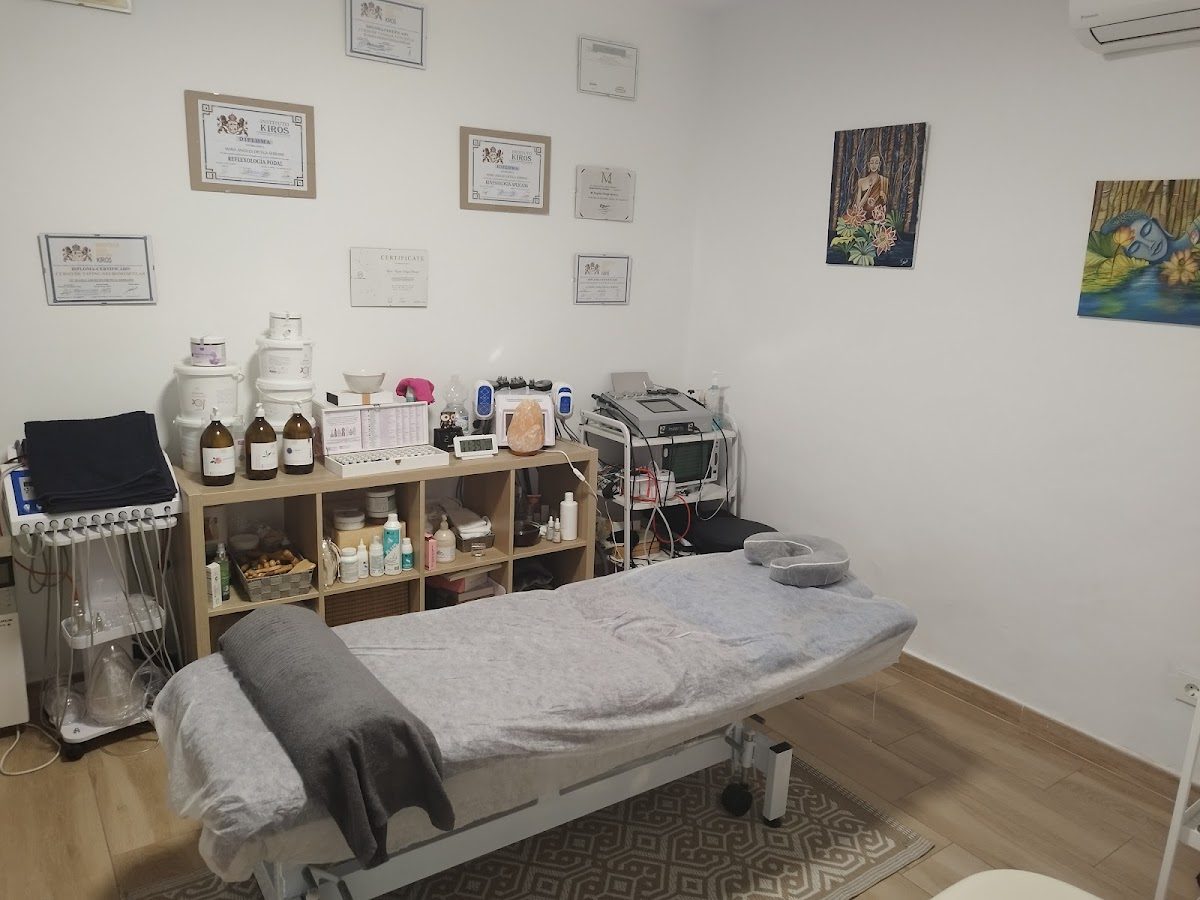 Sana-Mente Ojen features a clean treatment room with a massage table, skincare products, and wellness equipment.