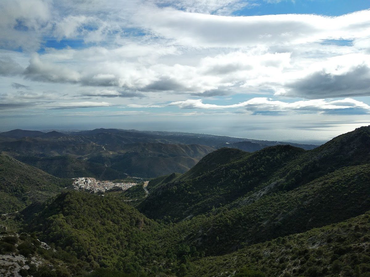 Scenic view from Sendero Cruz de Juanar, showcasing mountains and the coastline of Málaga.