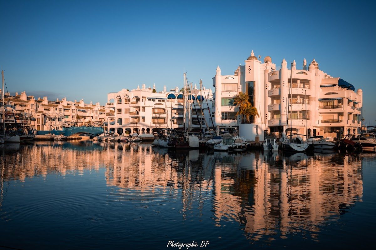 Sould Park Puerto Marina cuenta con coloridos edificios y barcos que se reflejan en las tranquilas aguas del puerto deportivo.