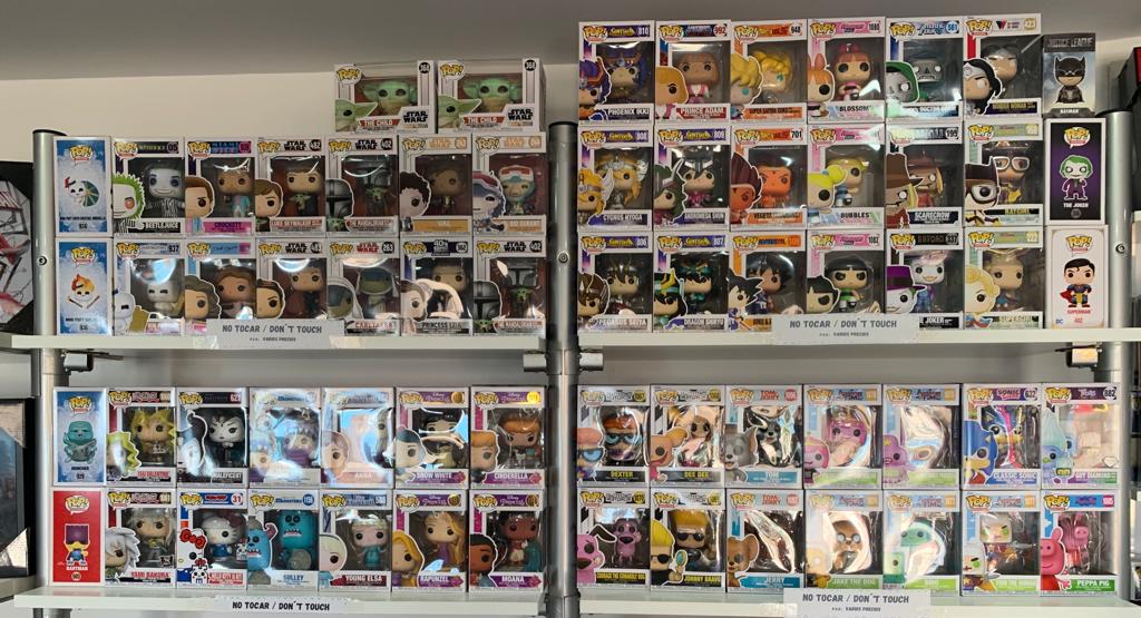 Exposición de diversas figuras coleccionables Funko Pop en la tienda South Side Beach Shop de Benalmádena.
