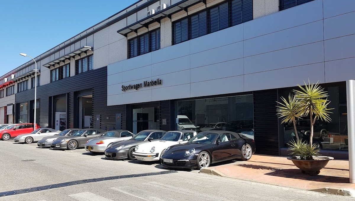 Sportwagen Marbella exhibe una gama de coches de lujo en el exterior de su moderno concesionario en Nueva Andalucía.