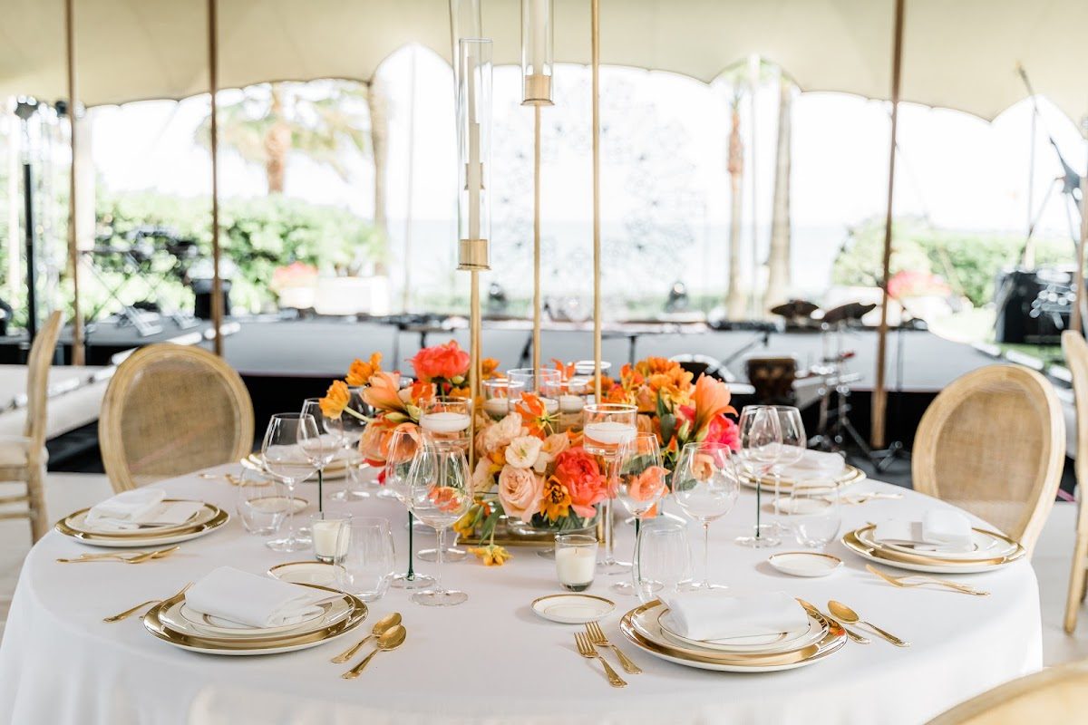 Elegant table setting with floral centerpiece at Studio 8 Event Design in Las Lagunas de Mijas.