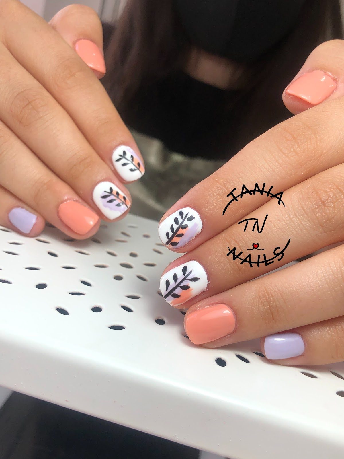 Manicura colorida con tonos pastel y diseños de hojas en TC Beauty Fit en Fuengirola.