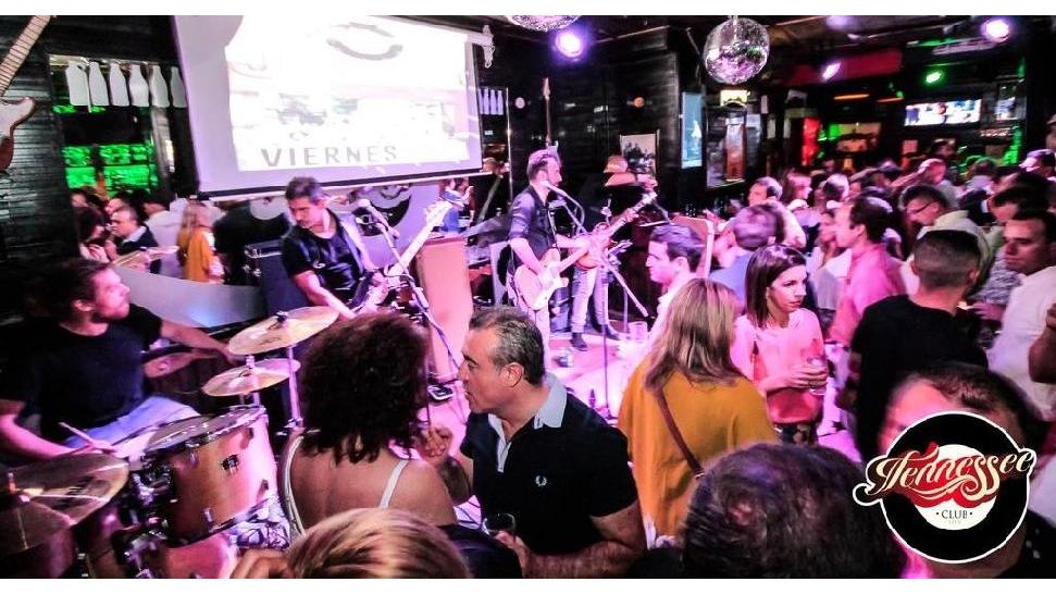 Un público animado disfruta de música en directo en el Tennessee Live Club de Málaga.