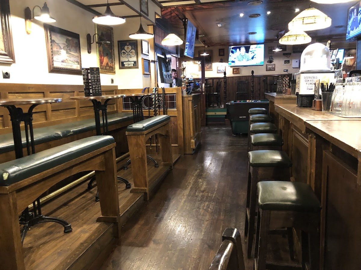 El Museum Pub Irlandes cuenta con asientos de madera, una larga barra y un interior acogedor con televisores para ver deportes.