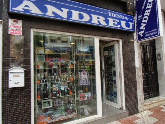 La tienda Andreu cuenta con un escaparate donde se exhiben diversos artículos y productos para el hogar a través de su ventana de cristal.