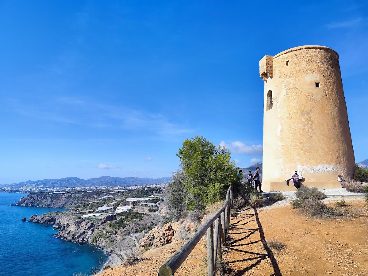 La Torre de Maro es una torre histórica con vistas a la costa y al mar, rodeada de paisajes pintorescos.