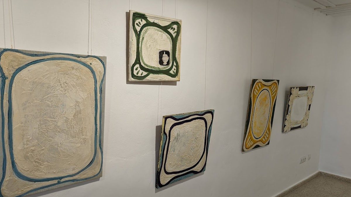 Una exposición de arte con cinco pinturas abstractas sobre una pared blanca en UKaMa, en Torremolinos.