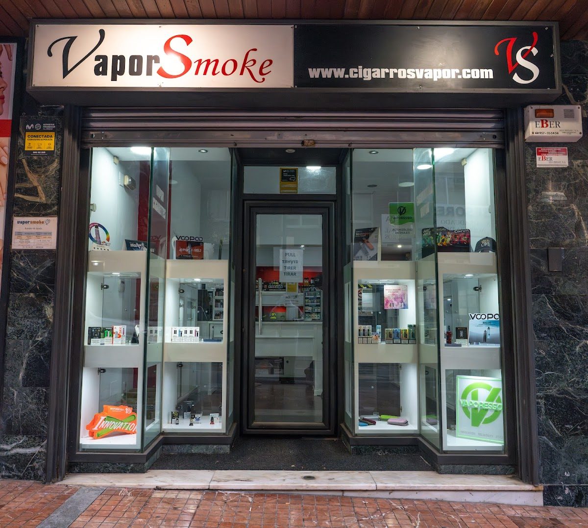 Tienda Vapor Smoke con vitrinas de cristal para productos y accesorios de vapeo.