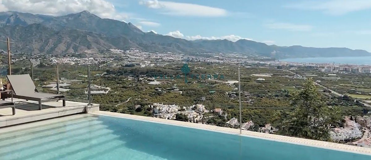 Villa Tierra features an infinity pool with stunning views of the mountains and coastline in Nerja.
