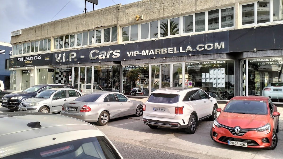 VIP Cars Marbella cuenta con una fachada moderna con grandes ventanales y varios coches aparcados en el exterior.