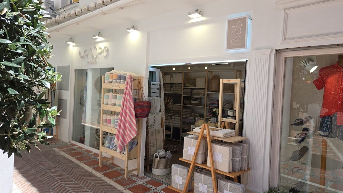 Un encantador escaparate de Wanopo Bags en Marbella, que exhibe bolsos y artículos para el hogar cuidadosamente dispuestos.