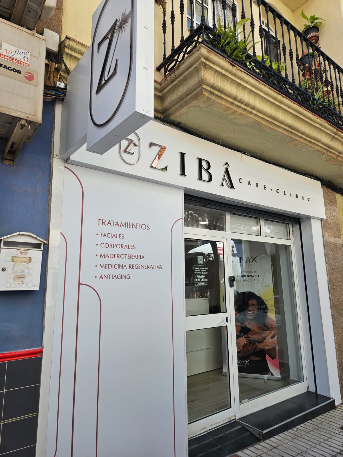 El exterior de la clínica Ziba Care cuenta con un letrero moderno y una entrada limpia con información sobre los tratamientos a la vista.
